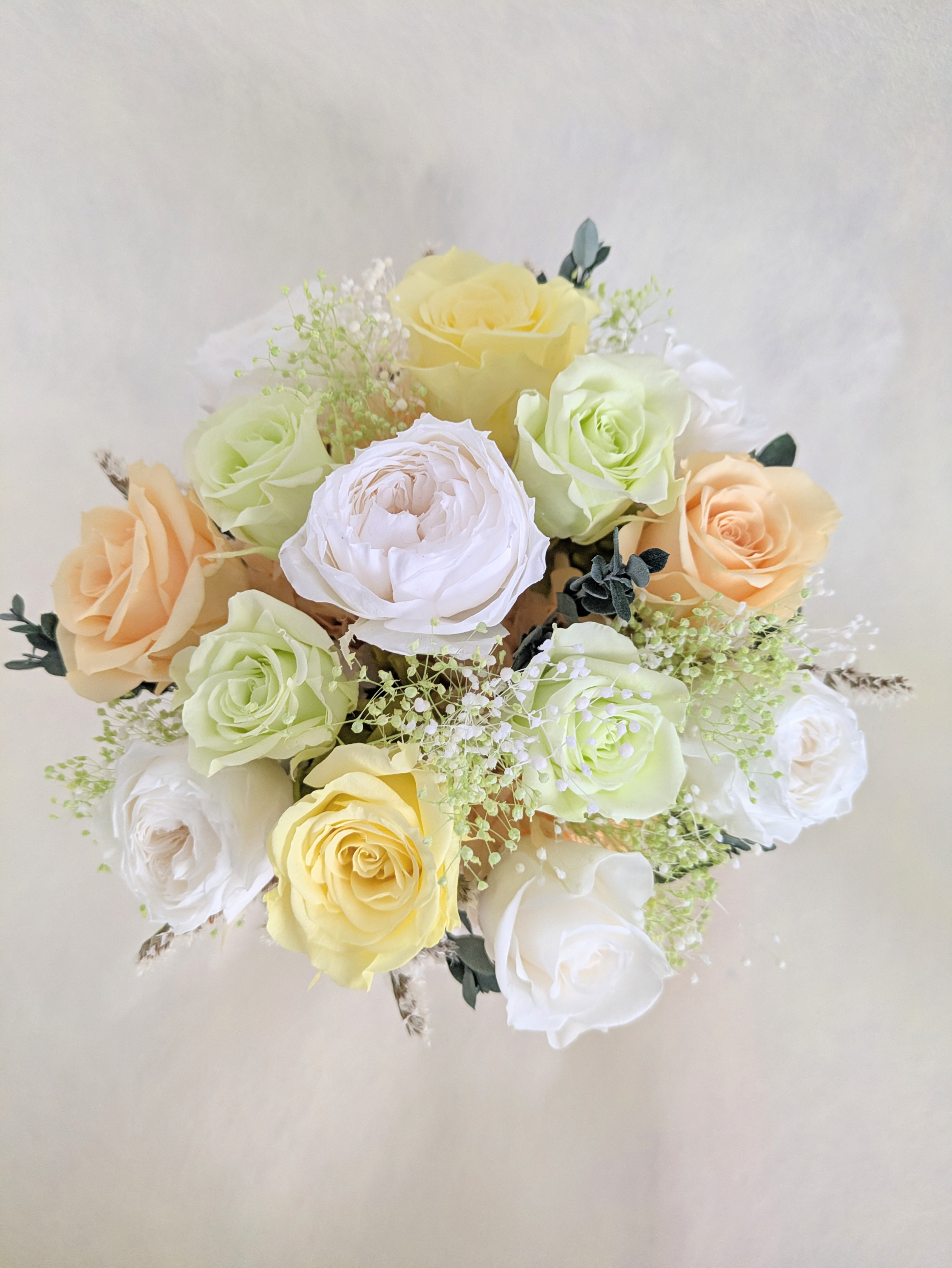プリザーブドフラワー／ふんわりと明るく優しい薔薇たちの白い陶器アレンジ（フラワーケースリボンラッピング）