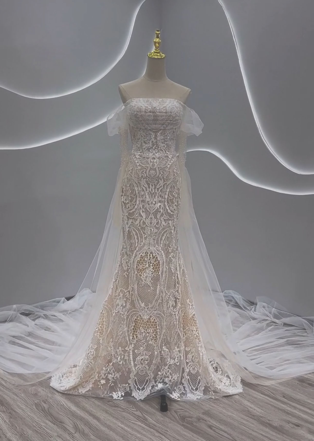 美品　マーメイドドレス　オフショルダー　パール　流れる透け花レース　オーバースカート　ふんわりチュール目立つ　結婚式花嫁