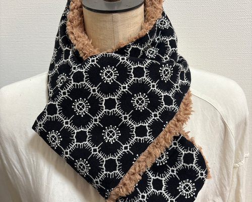 ハンドメイド☆差し込みタイプマフラー北欧綿麻リネン黒カメリア刺繍