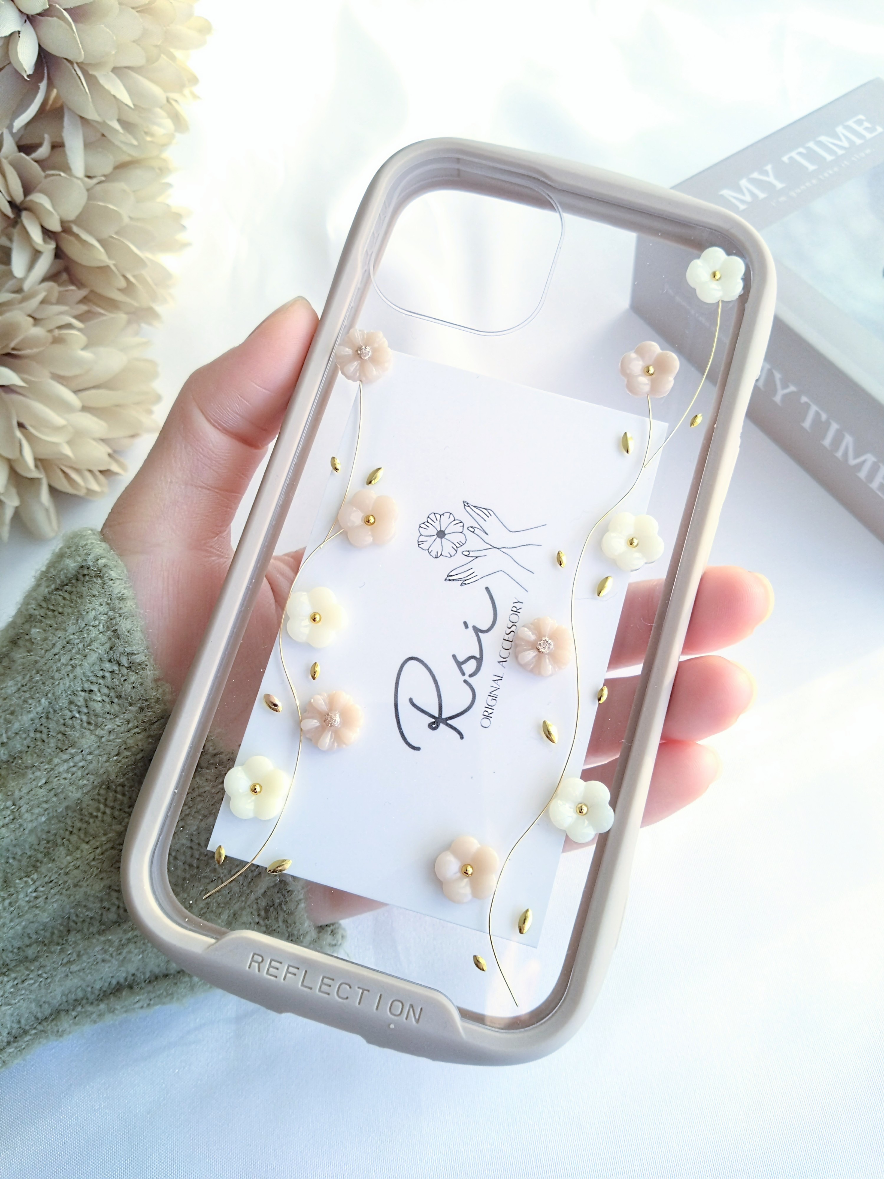 【ミルキーカラーの小花が舞う】iPhoneケース