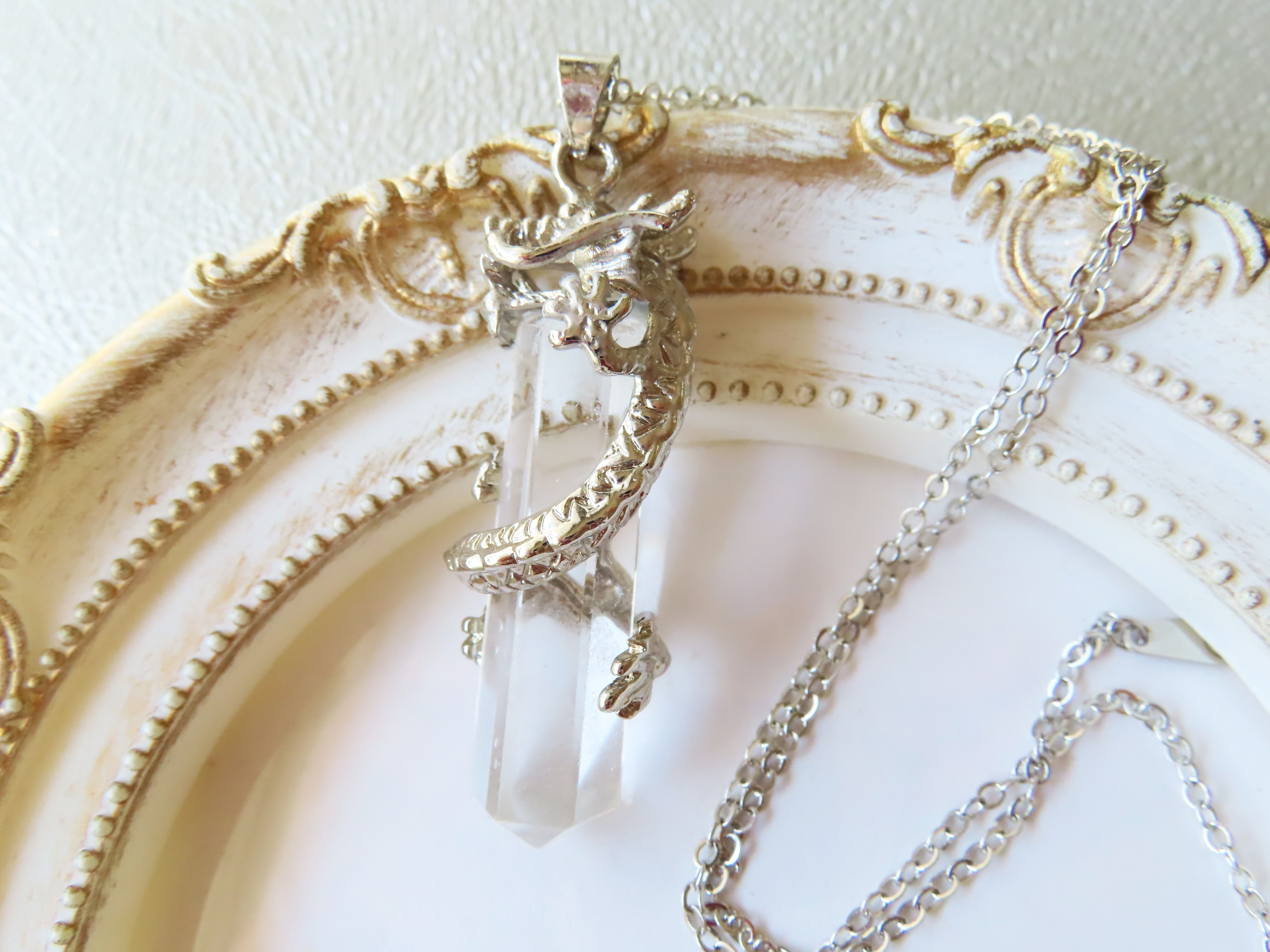 龍＆ホワイトファントムクォーツ　　ペンダント　　「あなたの魅力を引き出す瞬間を」