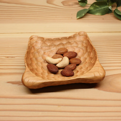手彫りで仕上げたナッツ皿 豆皿 楢(ナラ)の木 長さ約13cm 薬味皿・豆皿
