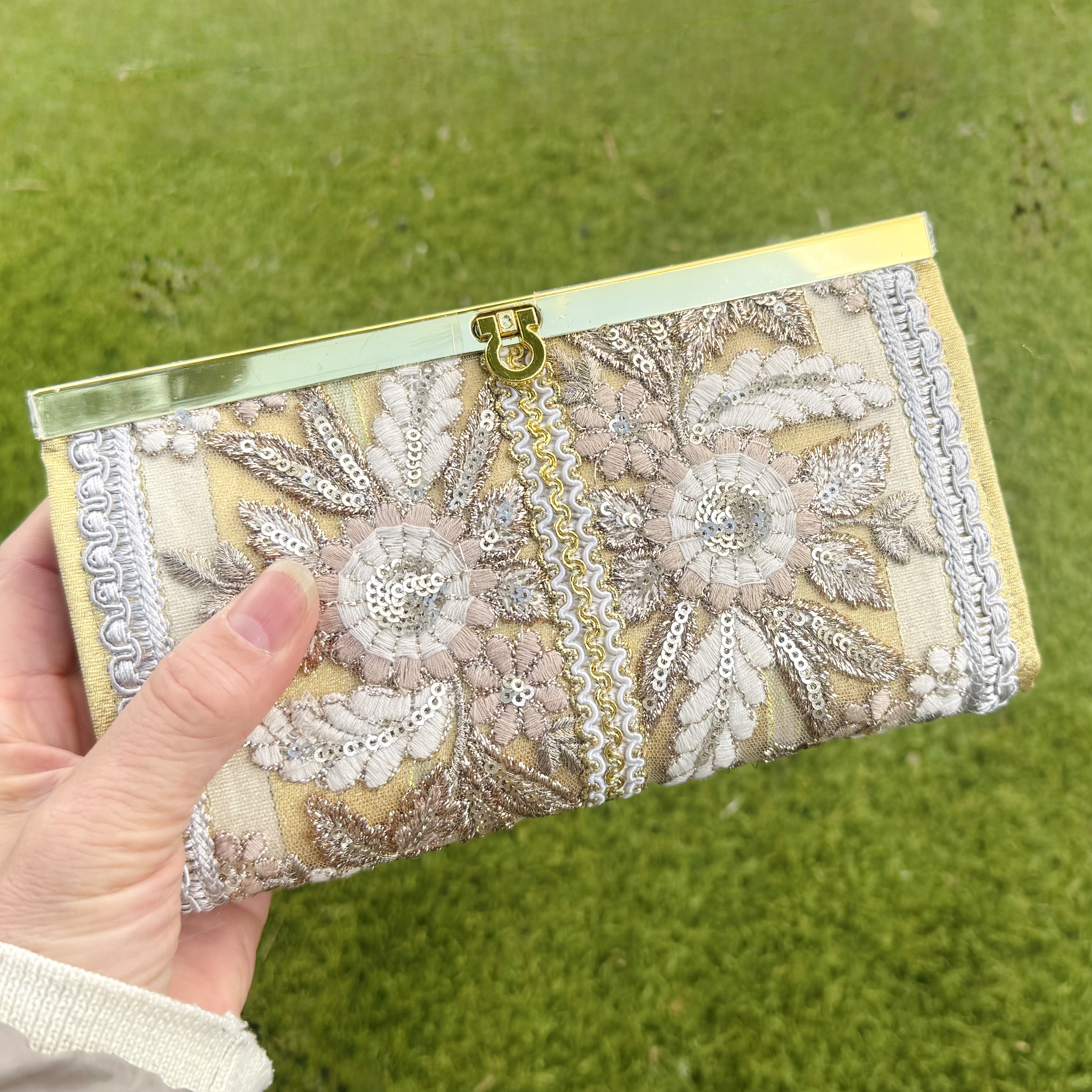 光をまとう、刺繍の品格。 2026年 新作長財布 No.167 12,936円