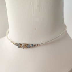 ミルクオーロラ色ガラスビーズのチョーカーネックレス 6枚目の画像