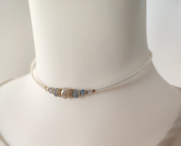 ミルクオーロラ色ガラスビーズのチョーカーネックレス 6枚目の画像