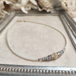 ミルクオーロラ色ガラスビーズのチョーカーネックレス 9枚目の画像