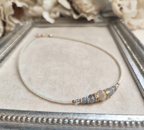 ミルクオーロラ色ガラスビーズのチョーカーネックレス 9枚目の画像