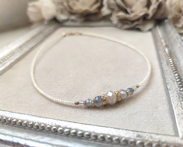 ミルクオーロラ色ガラスビーズのチョーカーネックレス 5枚目の画像