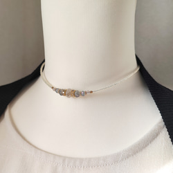 ミルクオーロラ色ガラスビーズのチョーカーネックレス 3枚目の画像