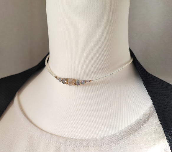 ミルクオーロラ色ガラスビーズのチョーカーネックレス 3枚目の画像