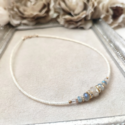 ミルクオーロラ色ガラスビーズのチョーカーネックレス 12枚目の画像