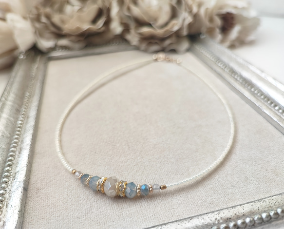 ミルクオーロラ色ガラスビーズのチョーカーネックレス 8枚目の画像