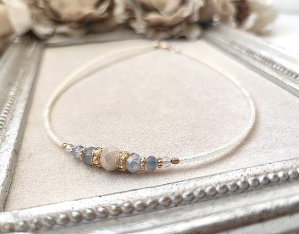 ミルクオーロラ色ガラスビーズのチョーカーネックレス 4枚目の画像