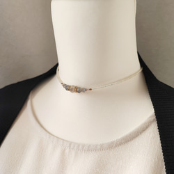 ミルクオーロラ色ガラスビーズのチョーカーネックレス 11枚目の画像