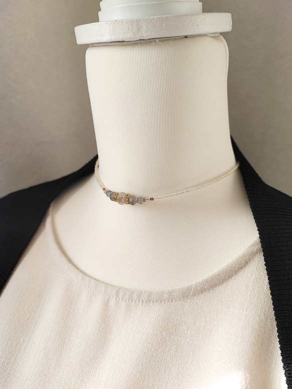 ミルクオーロラ色ガラスビーズのチョーカーネックレス 11枚目の画像