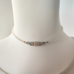 ミルクオーロラ色ガラスビーズのチョーカーネックレス 7枚目の画像