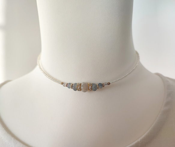 ミルクオーロラ色ガラスビーズのチョーカーネックレス 7枚目の画像