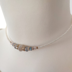 ミルクオーロラ色ガラスビーズのチョーカーネックレス 2枚目の画像