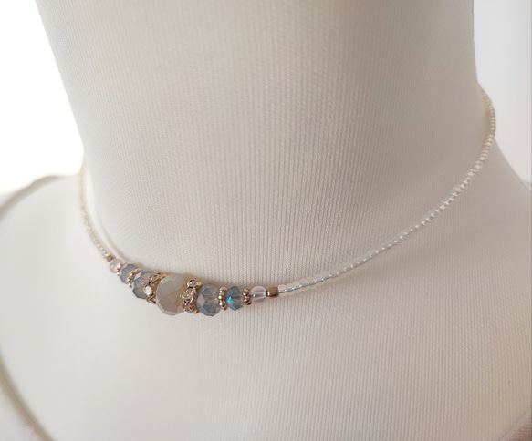 ミルクオーロラ色ガラスビーズのチョーカーネックレス 2枚目の画像