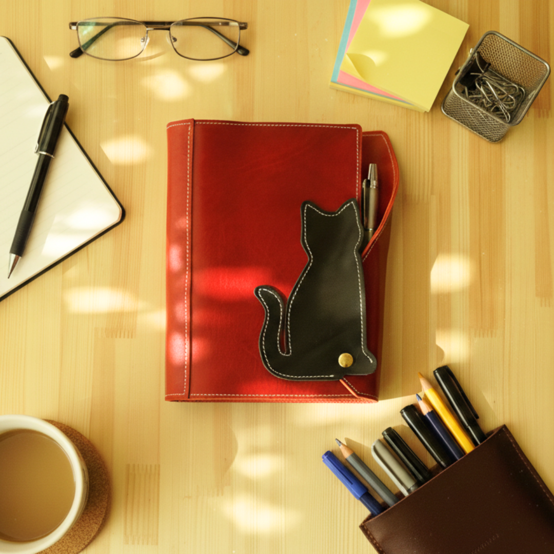 猫も気ににゃる　キャットモチーフのA5システム手帳ケース｜イタリアンレザー｜6穴｜カラーオーダー対応