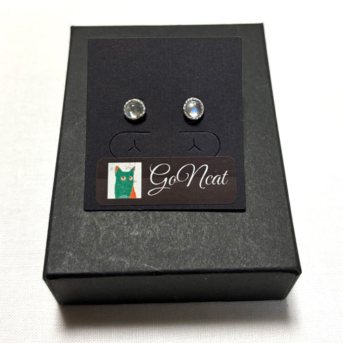 控えめにさりげなく レインボームーンストーンピアス ピアス（スタッド