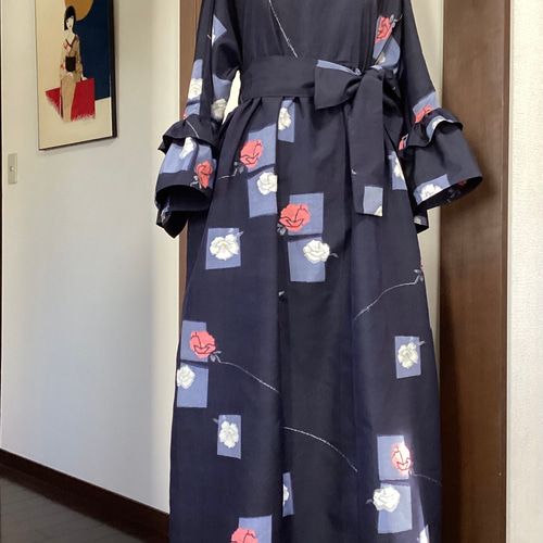 ダブルフリル袖がエレガント・薔薇柄が素敵ロールカラーマキシ丈