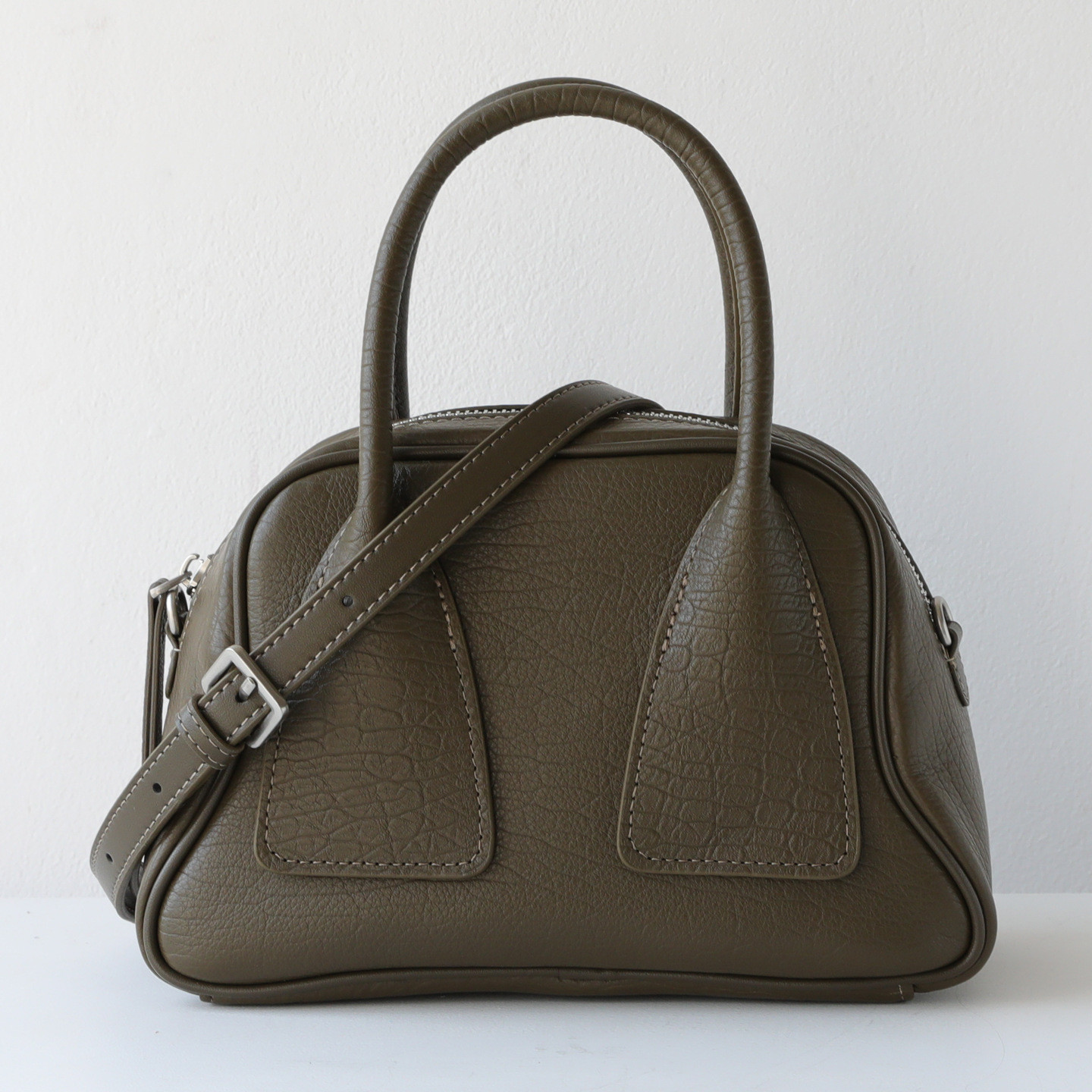 丸みのある横長フォルムの本革ハンドバッグ ― ほどよくクラシック、毎日に寄り添うレザーバッグ ―