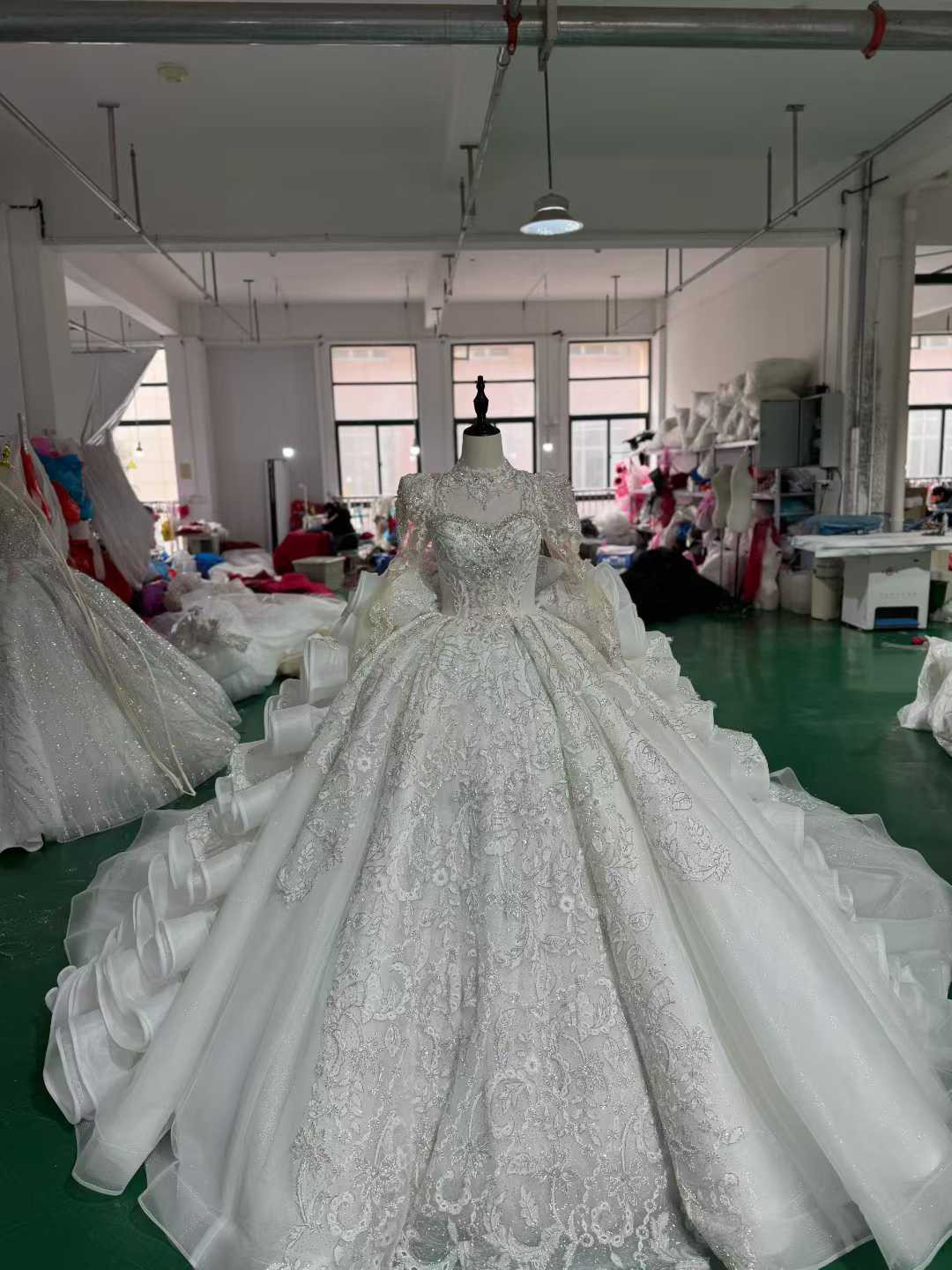 華やかな　イリュージョンネック　白ホワイト　長袖　ボリューム　プリンセスライン　ロングトレーン　ウェディング　レース付き