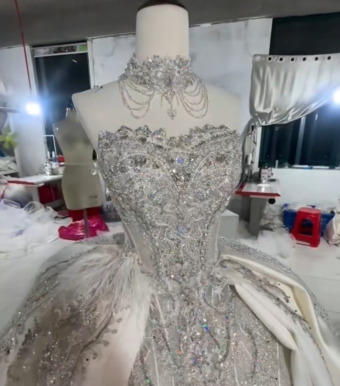 新作　チューブトップ　ネックレス付き　韓国風　ホワイト　サテン　たっぷりビジュー　目立つ　キラキラピカピカドレス編み上げ