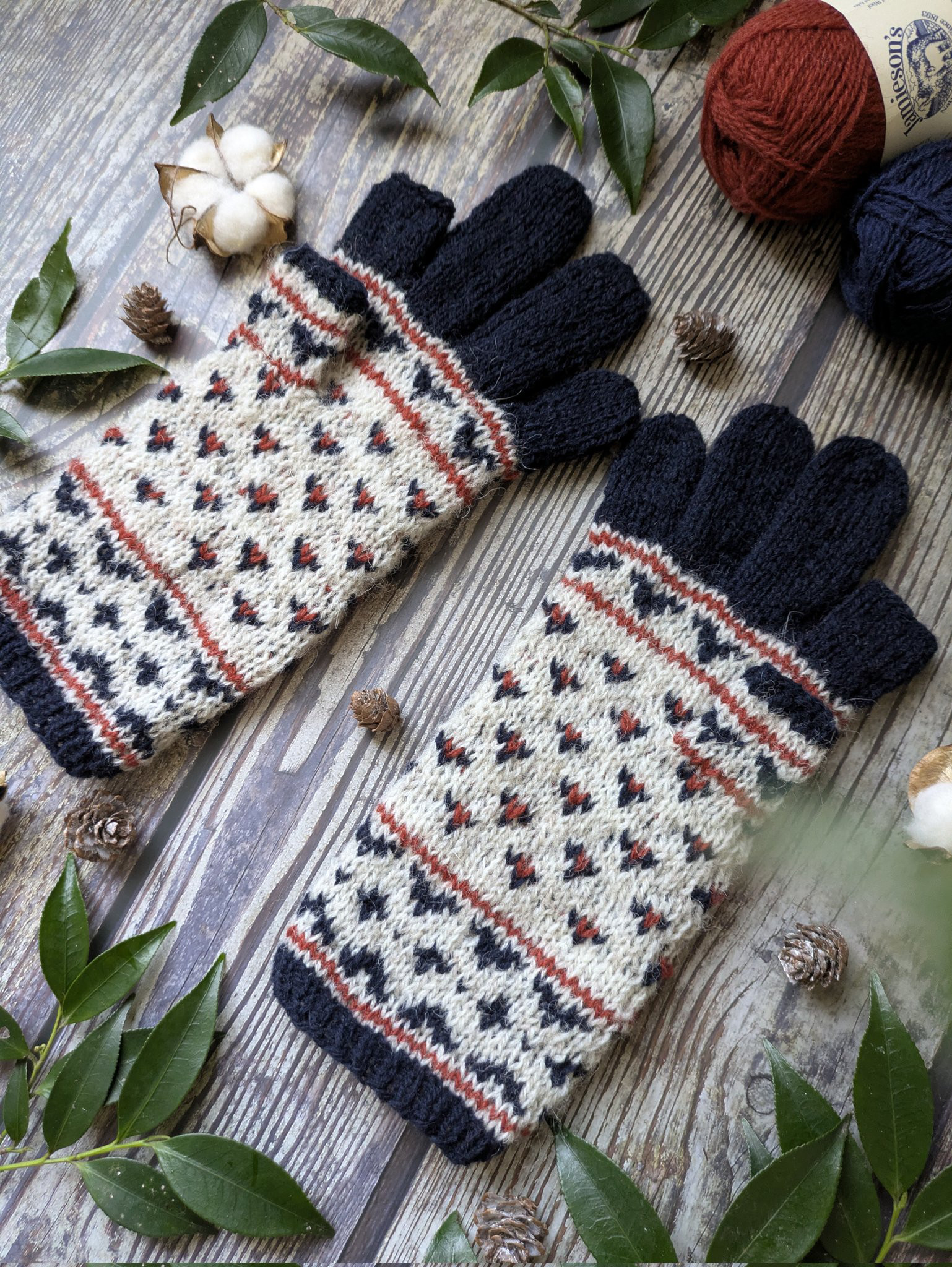 冬の休日〜紺と赤と白の模様編みのスマホ対応手袋