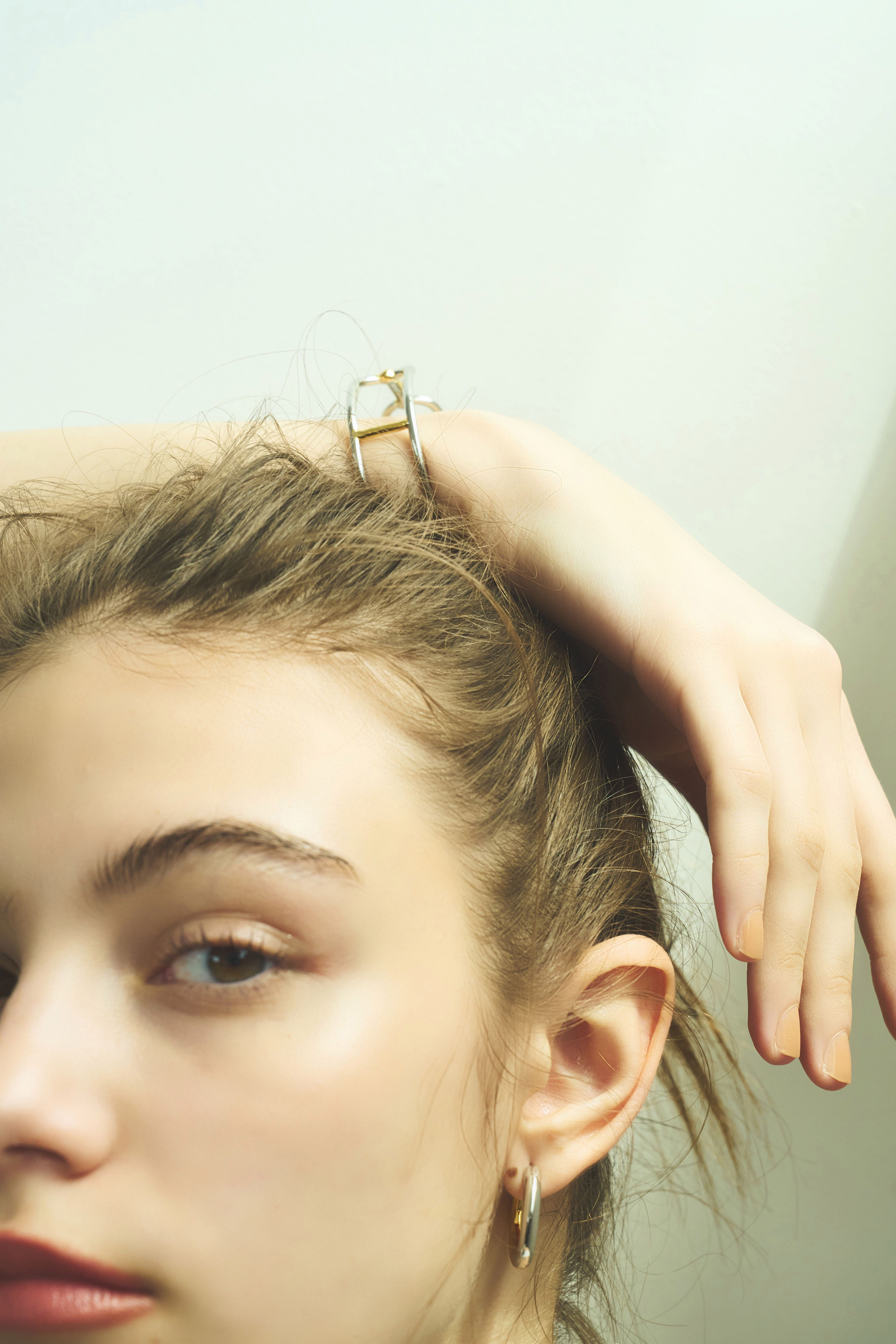 デリケートな肌にも安心感を。OLIVIA コンビハーフフープピアス〈チタンポスト〉