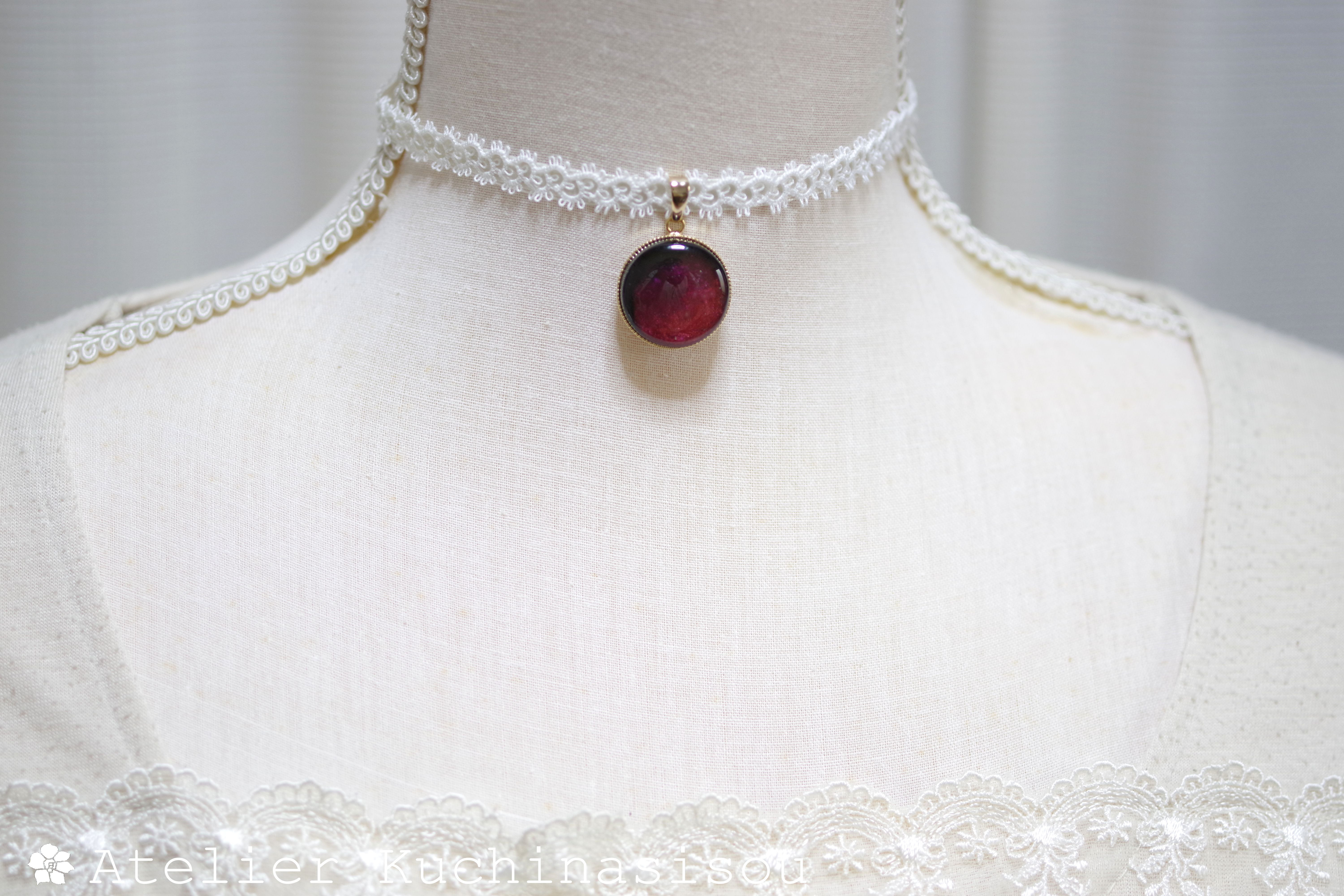 【受注製作】レジンアート　ラウンドモチーフとタティングレースとサテンリボンのチョーカー〈紅い夜〉