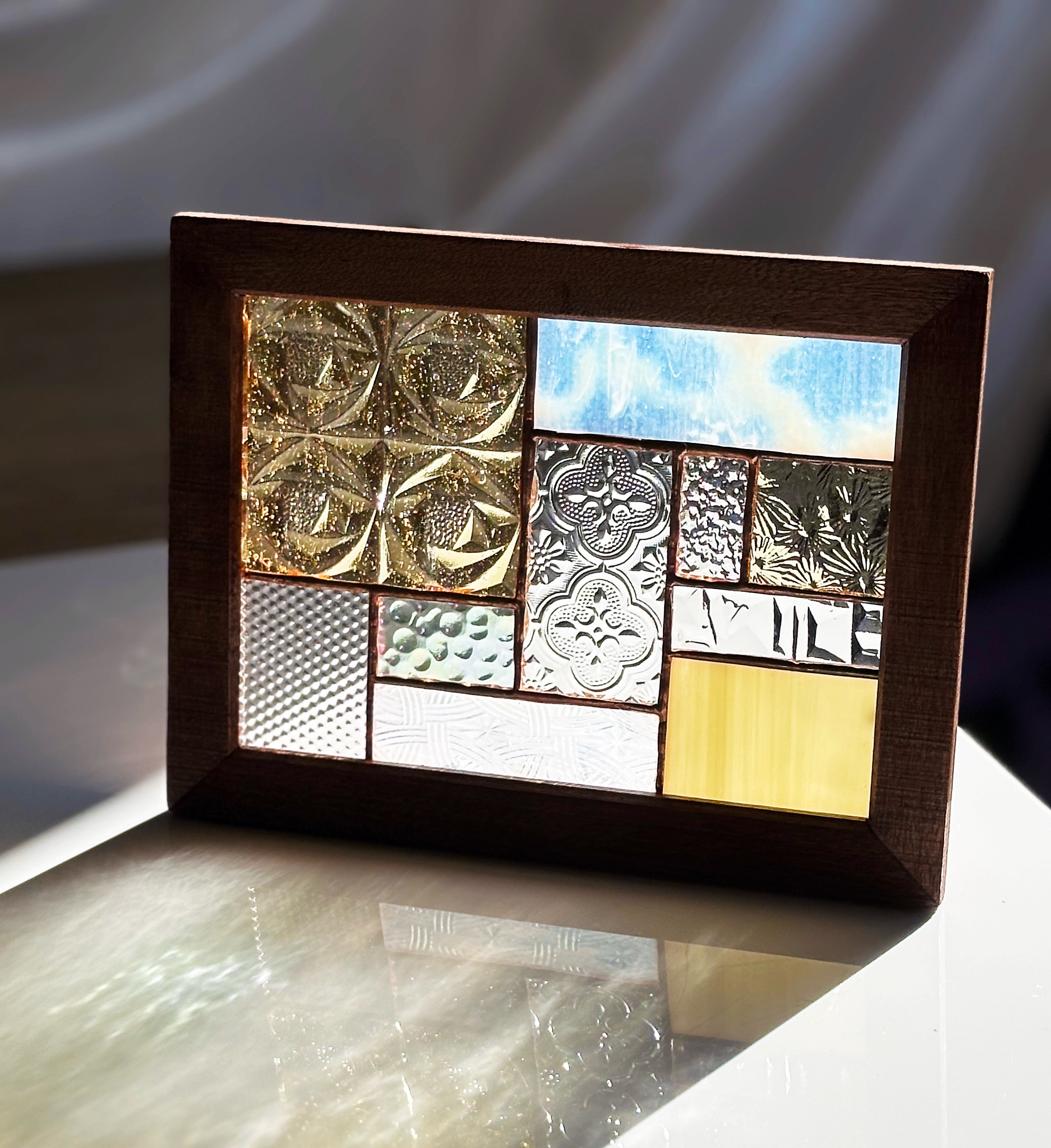 バラ模様のガラスが美しいステンドグラスパネル