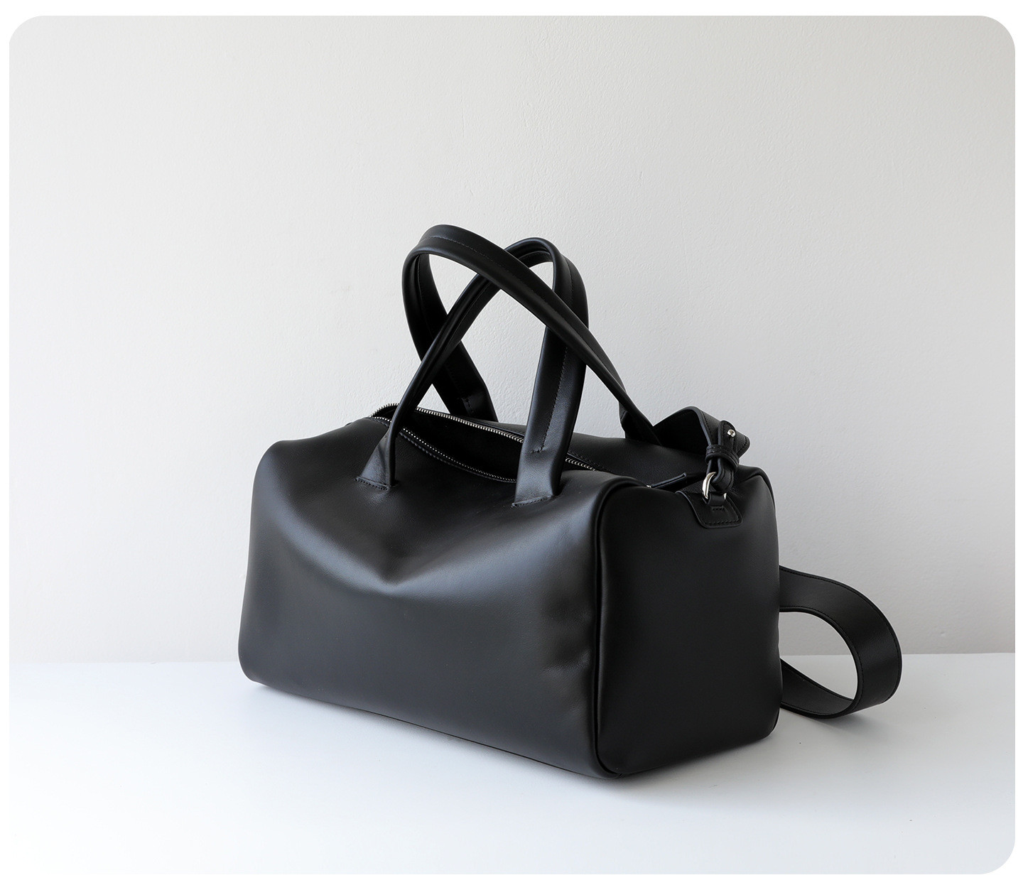 端正な横長シルエットの本革ボストンバッグ ― 収納力と上品さを兼ね備えた、ミニマルデザイン ―