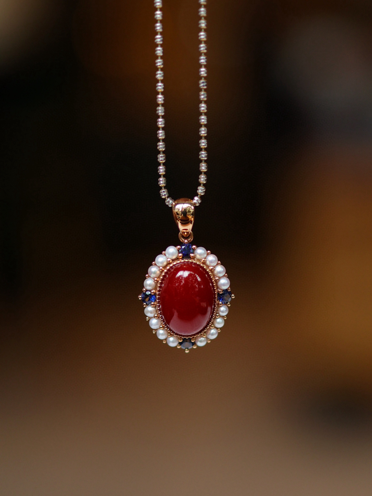 「独特」 K18ピンクゴールド　天然血赤サンゴ 珊瑚 天然ダイヤモンド　サファイア　情熱　3月誕生石   ペンダントのみ