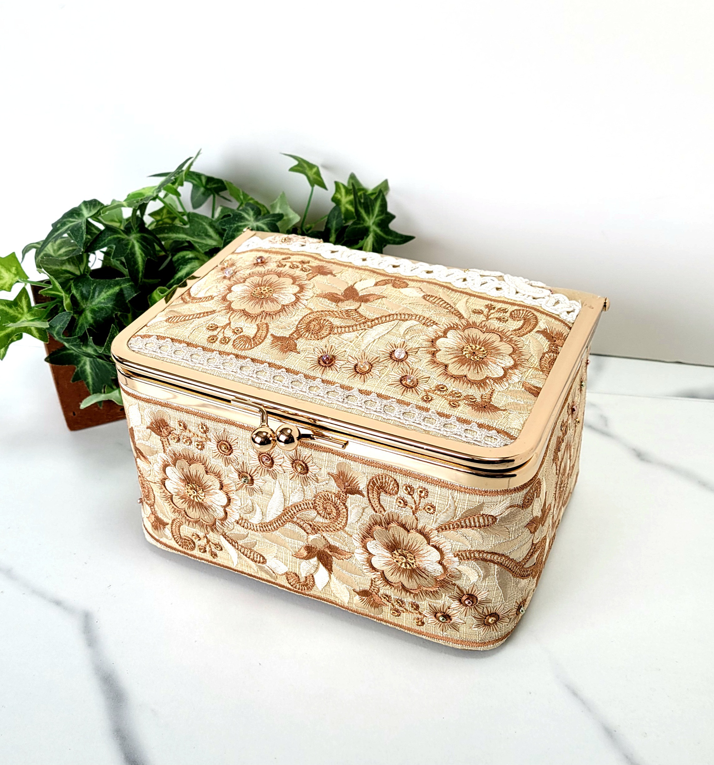 刺繍リボンのBOX型がま口ケース (１７cm口金ver.) 7,448円