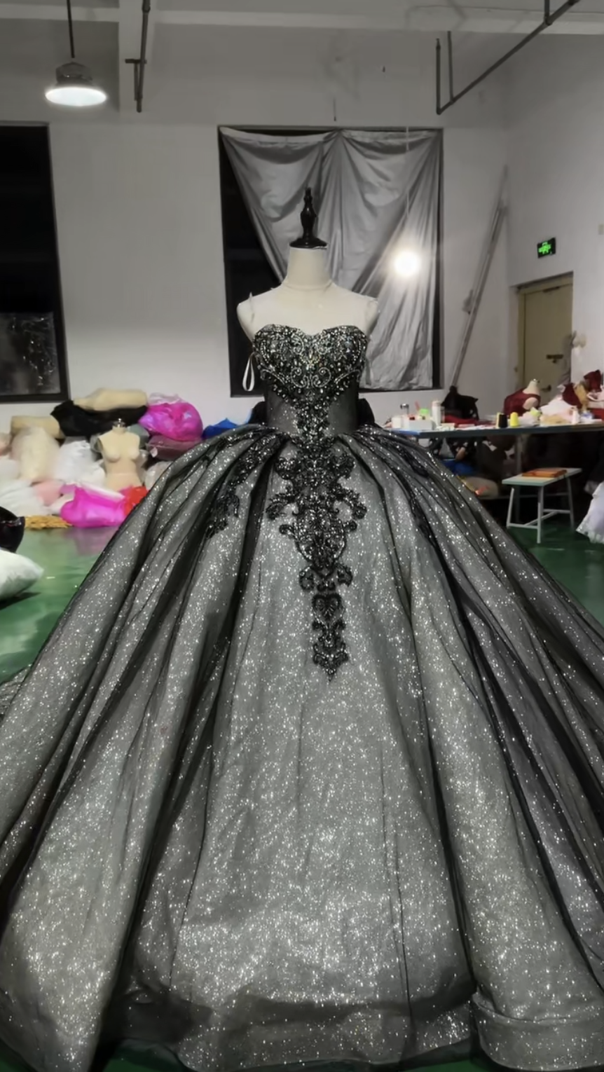 圧倒的に存在感　ブラック黒　たっぷりなスパコール　チューブトップ　袖無し　ロングトレーン　カラードレス　プリンセスライン