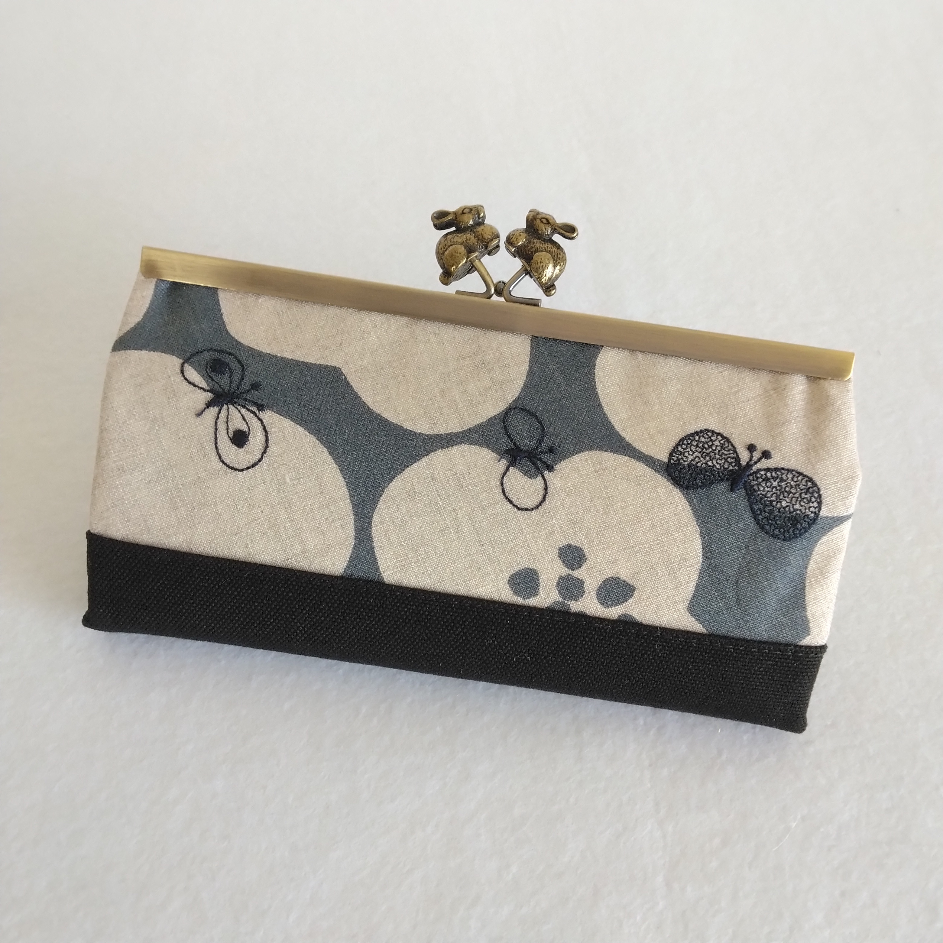 ミナペルホネン hanaco+choucho(グレー) ウサギ浮足がま口長財布