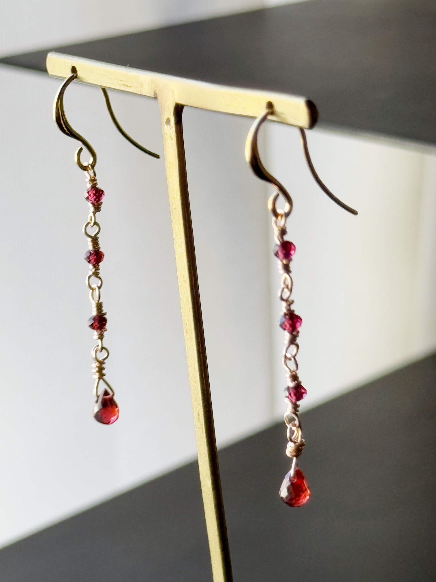 【1月の誕生石】控えめに、確かに美しい。ガーネットの揺れるイヤリング／ピアス