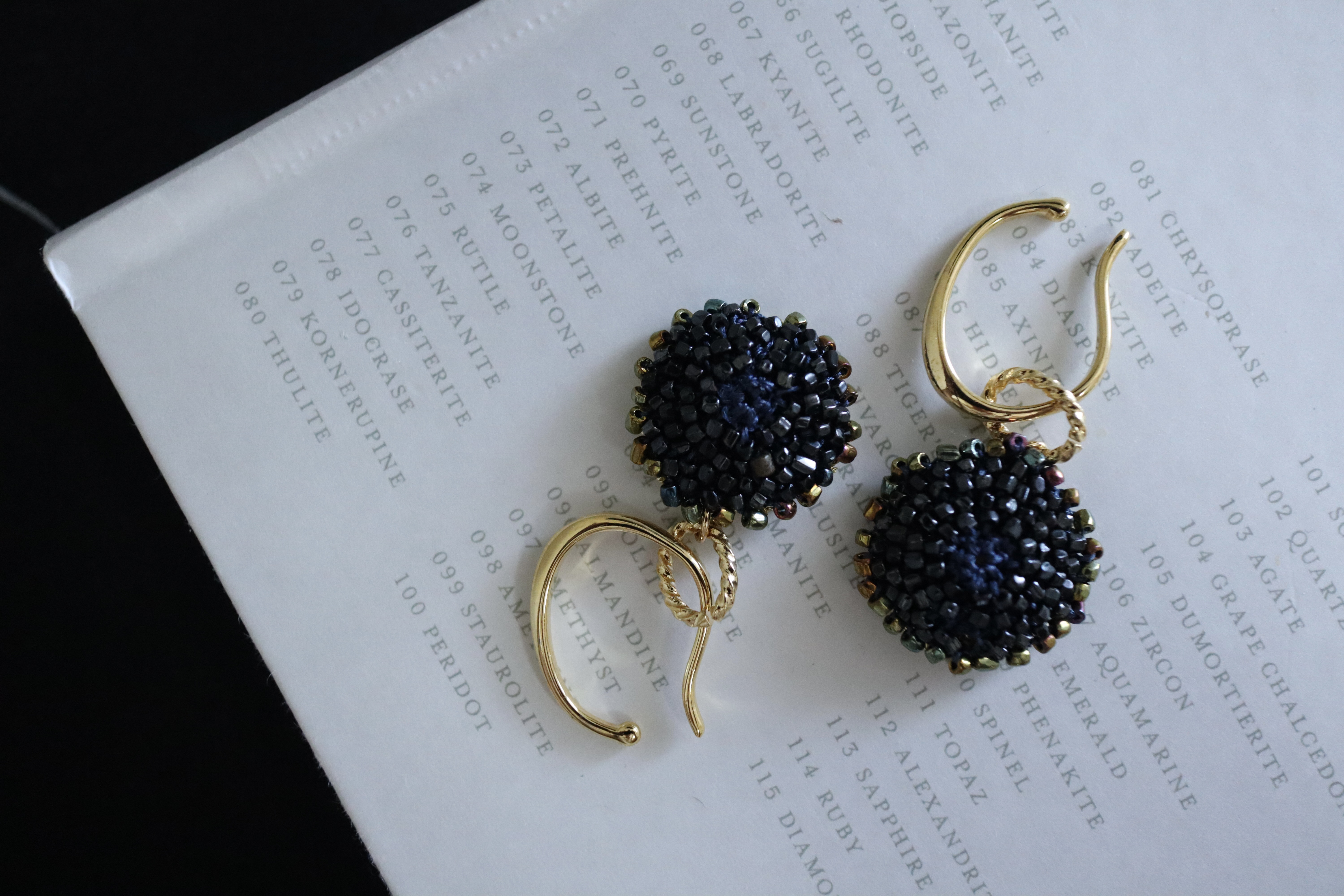 Minuit フランスアンティークビーズの両耳用イヤーカフ