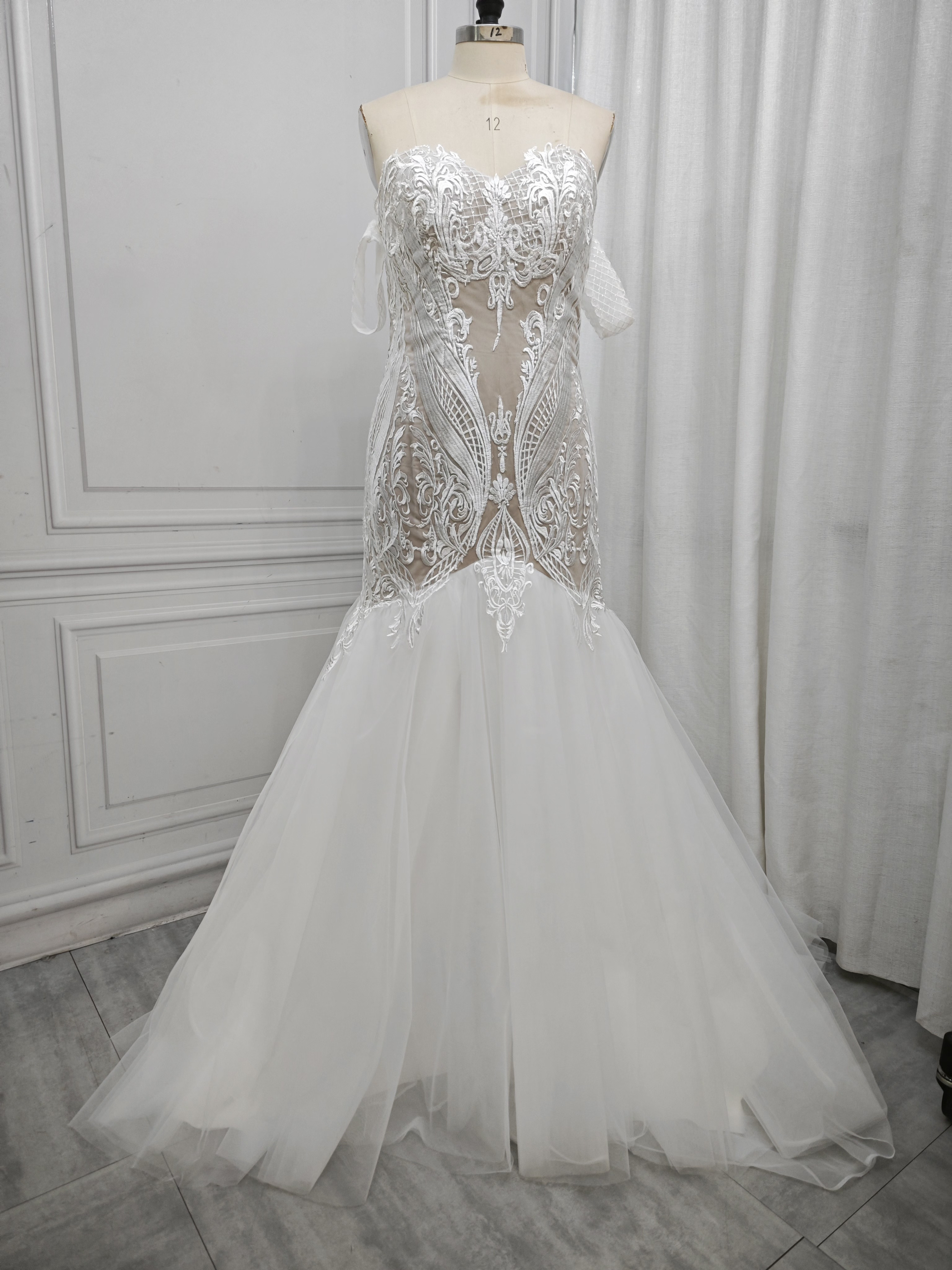 マーメイドドレス　袖あり　オフショルダー　二の腕を隠せる　上品　ウェディングドレス　ブライダル　贅沢な小花レースチュール