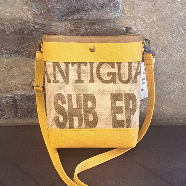 コーヒー 麻袋バッグ　マスタード色　サコッシュ　帆布　グァテマラのコーヒー豆の麻袋をリメイクしたオリジナルバッグ