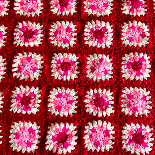 手編みのグラニースクエア・マルチカバー（190×128cm）☆赤とピンクの