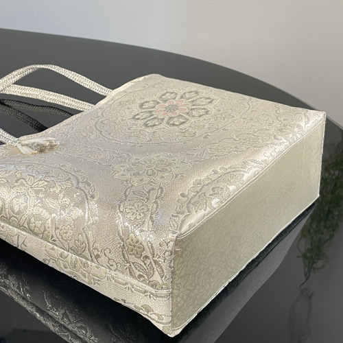 帯リメイクバッグ　プラチナ箔二重織　鏡裏華文　トートバッグ Mサイズ 和装バッグ 帯リメイクバッグ プラチナ箔二重織 鏡裏華文様 トートバッグ Mサイズ