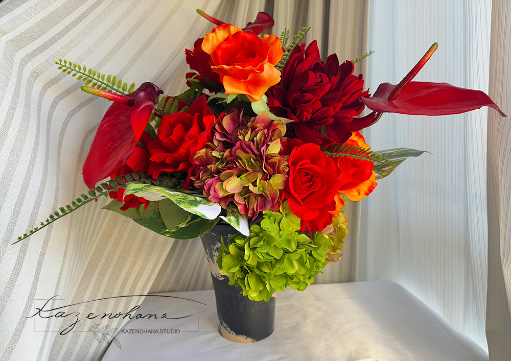 春の赤は軽やか＊バラとアンスリュームの花瓶アレンジメント＊韓国風花束にもできます＊アーティシャルフラワー＊ギフト＊