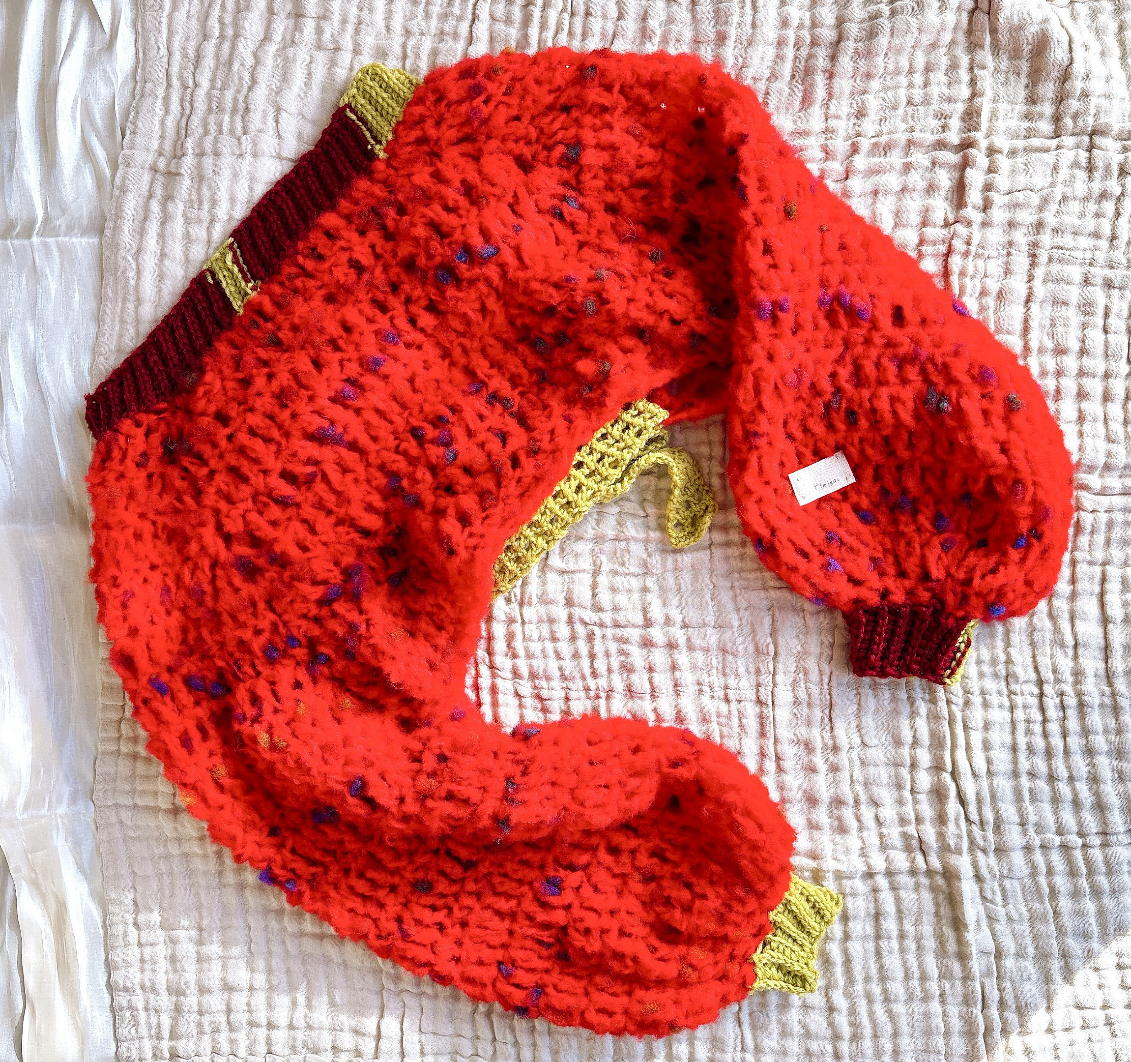 目を引く真っ赤なニット