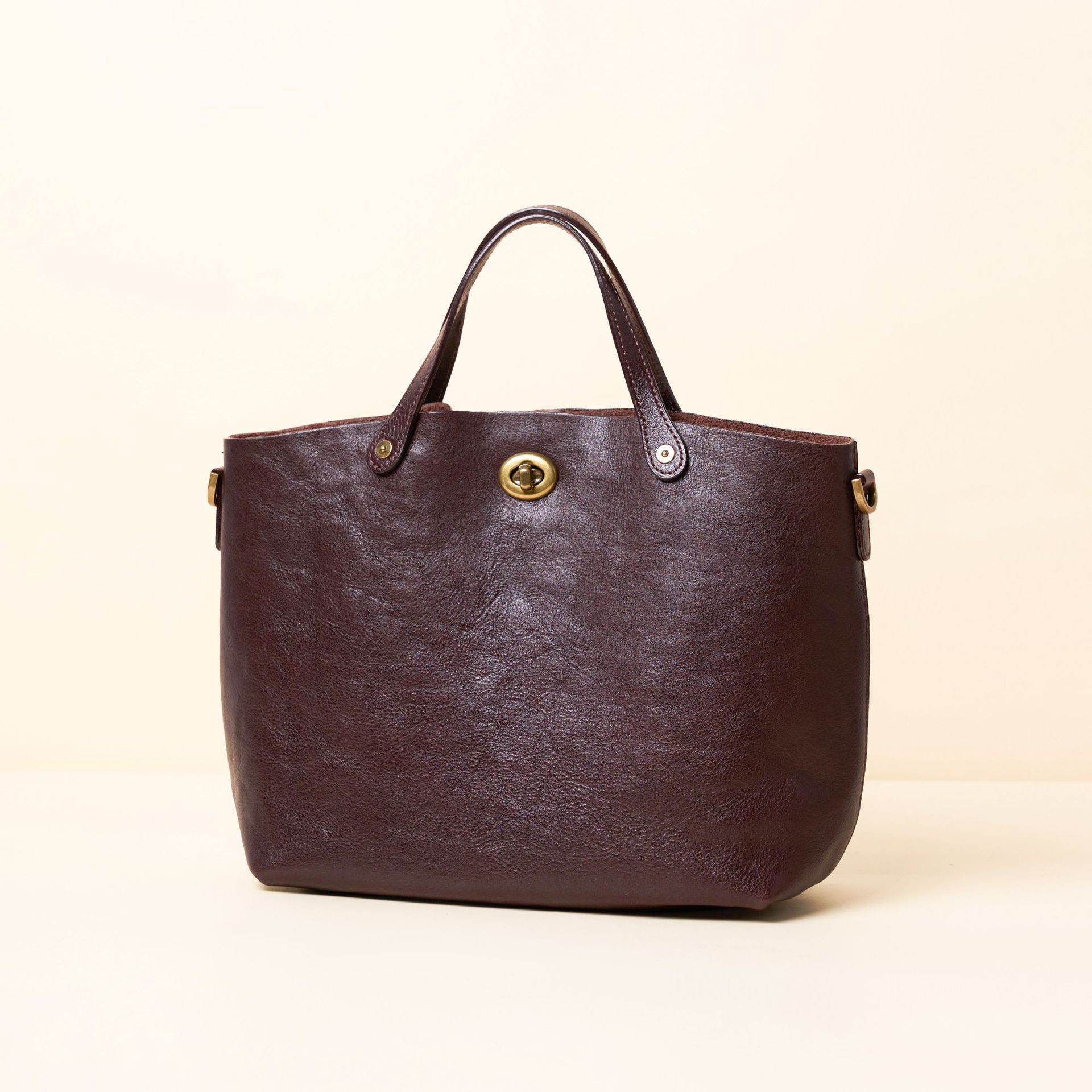 縦のラインが美しい 本革トートバッグ ― ほどよい収納力で、日常に寄り添うレザーバッグ ―