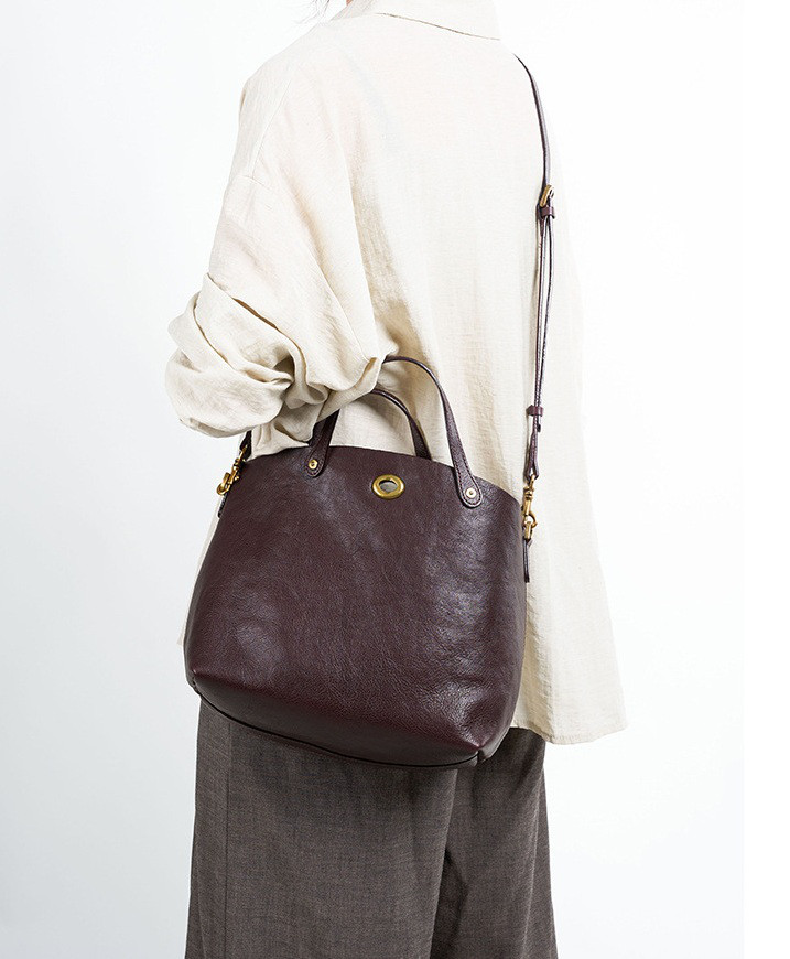 縦のラインが美しい 本革トートバッグ ― ほどよい収納力で、日常に寄り添うレザーバッグ ―