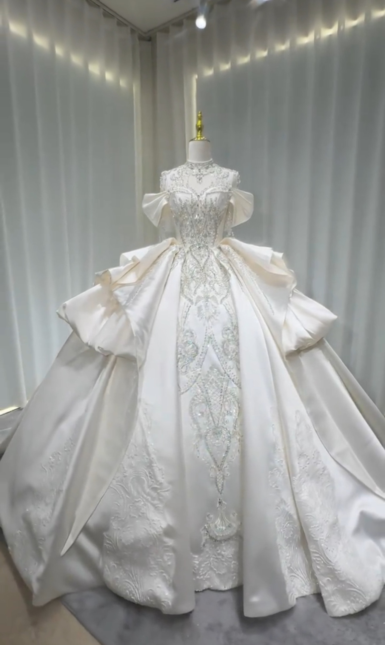 高評価続々　魅惑のレース　サテン　シースルーお袖　二の腕を隠せる　ホワイト　大人気　エレアがんとなシルエット　結婚式挙式