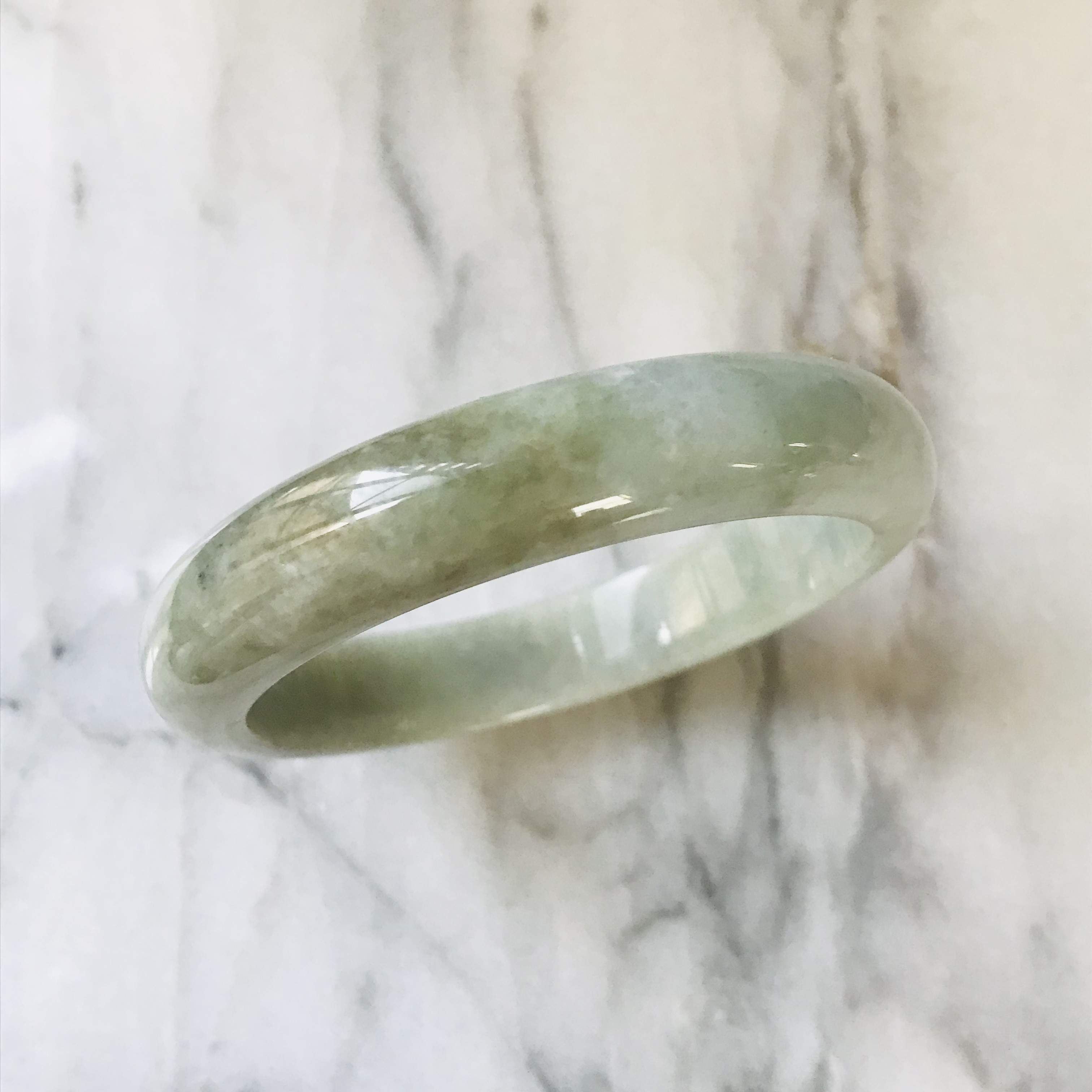 [B353-0224］ ジェイド　ヒスイ　本翡翠　くりぬき　バングル　天然石　ミャンマー産　58.2mm